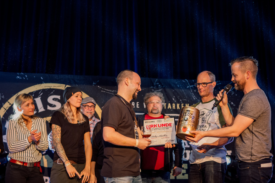 Siegerehrung beim 2. Hobbybrauerwettbewerb: Heiko Müller bekommt das goldene Bierfass