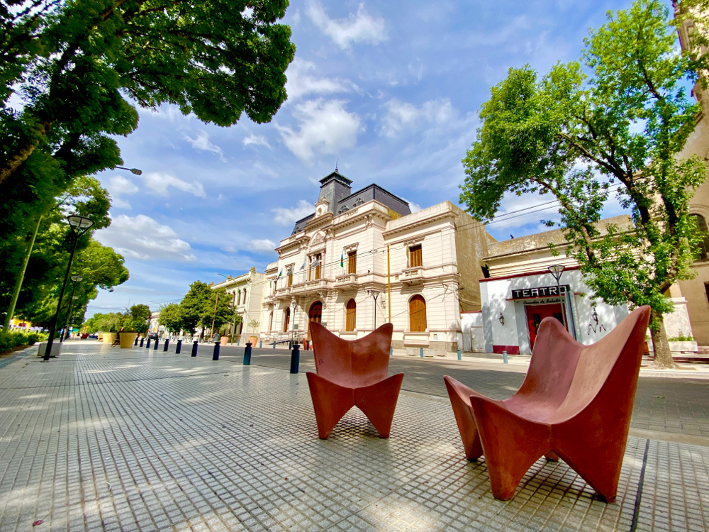 Rathaus und Fußgängerzone von Saladillo