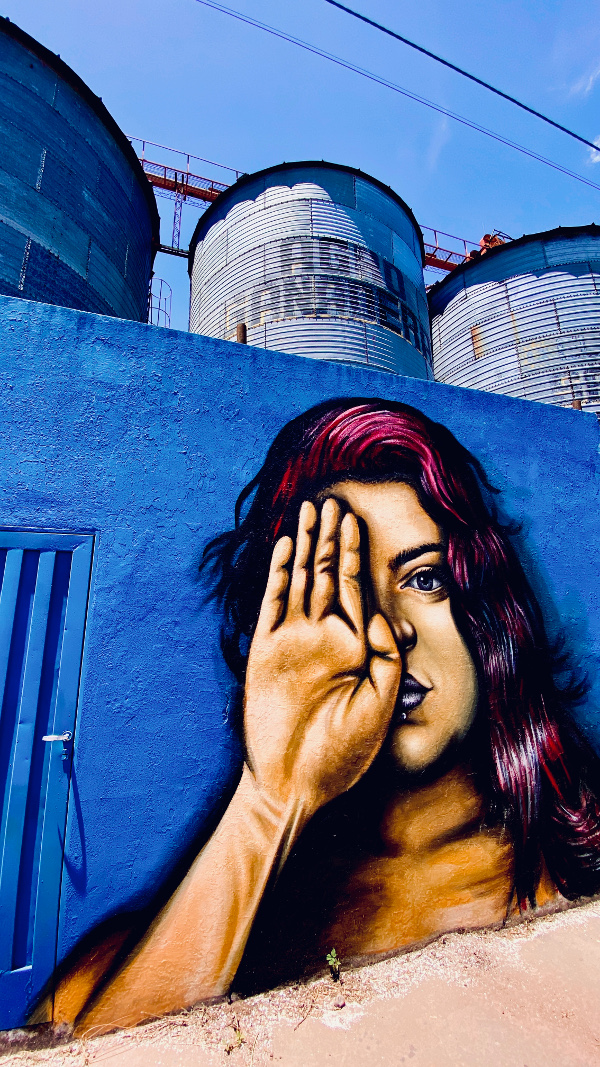 Zurück in der Stadt: Wandmalerei für die Rechte der Frauen von Künstler Martin Sampallo 