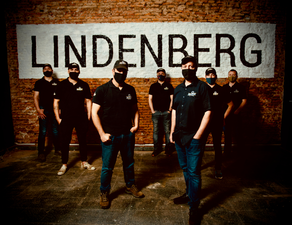 Das Lindenberg Brauerei-Team, maskiert, wie es sich in Corona-Zeiten auch in Argentinien gehört