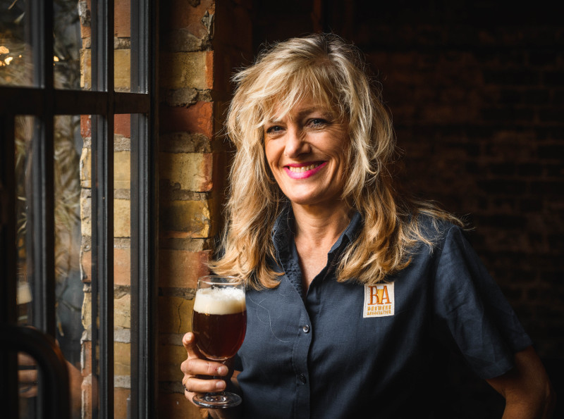 Lotte Peplow ist die Amerikanische Craft Bier-Botschafterin für Europa für die Brewers Association und sitzt in London, UK.  Sie ist eine zertifizierte Cicerone, BDI-akkreditierte Biersommelière, Bierautorin, Bierkommunikatorin, internationale Bierjurorin, Heimbrauerin und generell: Bierliebhaberin.