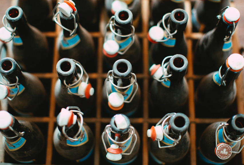 Bügelverschlussflaschen in Bierkasten (Markus Spiske auf Unsplash)