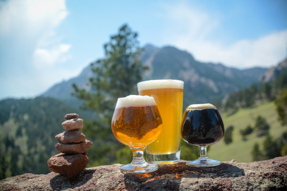 Biergläser vor Bergpanorama