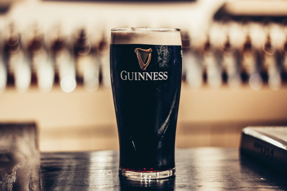 Denkt man an Stout, dann denkt man an Guinness ... und umgekehrt (Quelle: Erik Jacobson auf Unsplash)