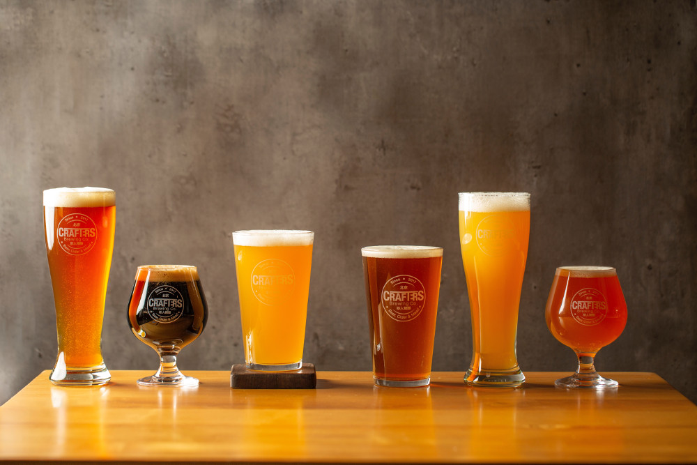 Verschiedene Biere in unterschiedlichen Biergläsern (Foto: Jon Parry auf Unsplash)