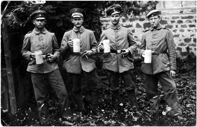 Soldaten im 1. Weltkrieg mit ihrer Verpflegungsration Bier