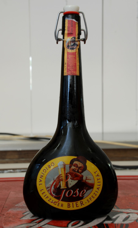 Eine Flasche der Gose Leipzig (Quelle: Dirk Van Esbroeck, Datei: GoseLeipzig.jpg, CC BY-SA 4.0)