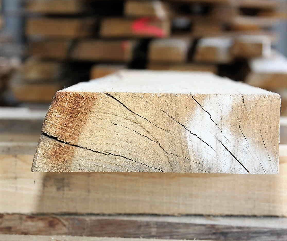 Holz (Hier seht ihr eine zukünftige Fassdaube) ist nicht Gasdicht – durch die Poren dringt CO2 nach außen und Sauerstoff ins Bier